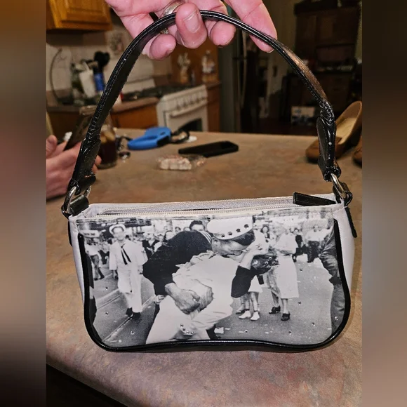 3/$20 💥TIME Purse - Picture 2 of 7
